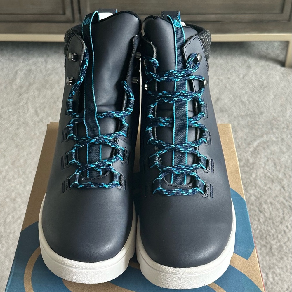 Clarks boot size 10 new never warn.